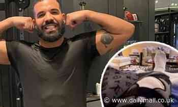 Drake shows off his lean physique during a workout... 10 weeks。